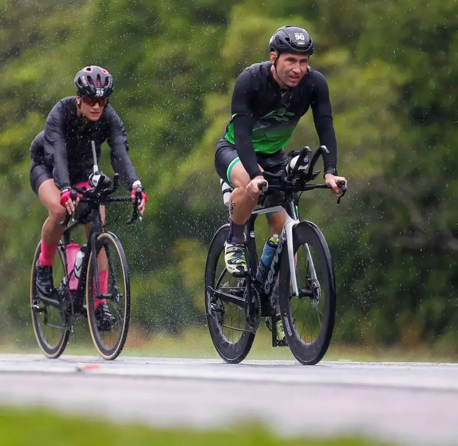 Triatletas pedalando